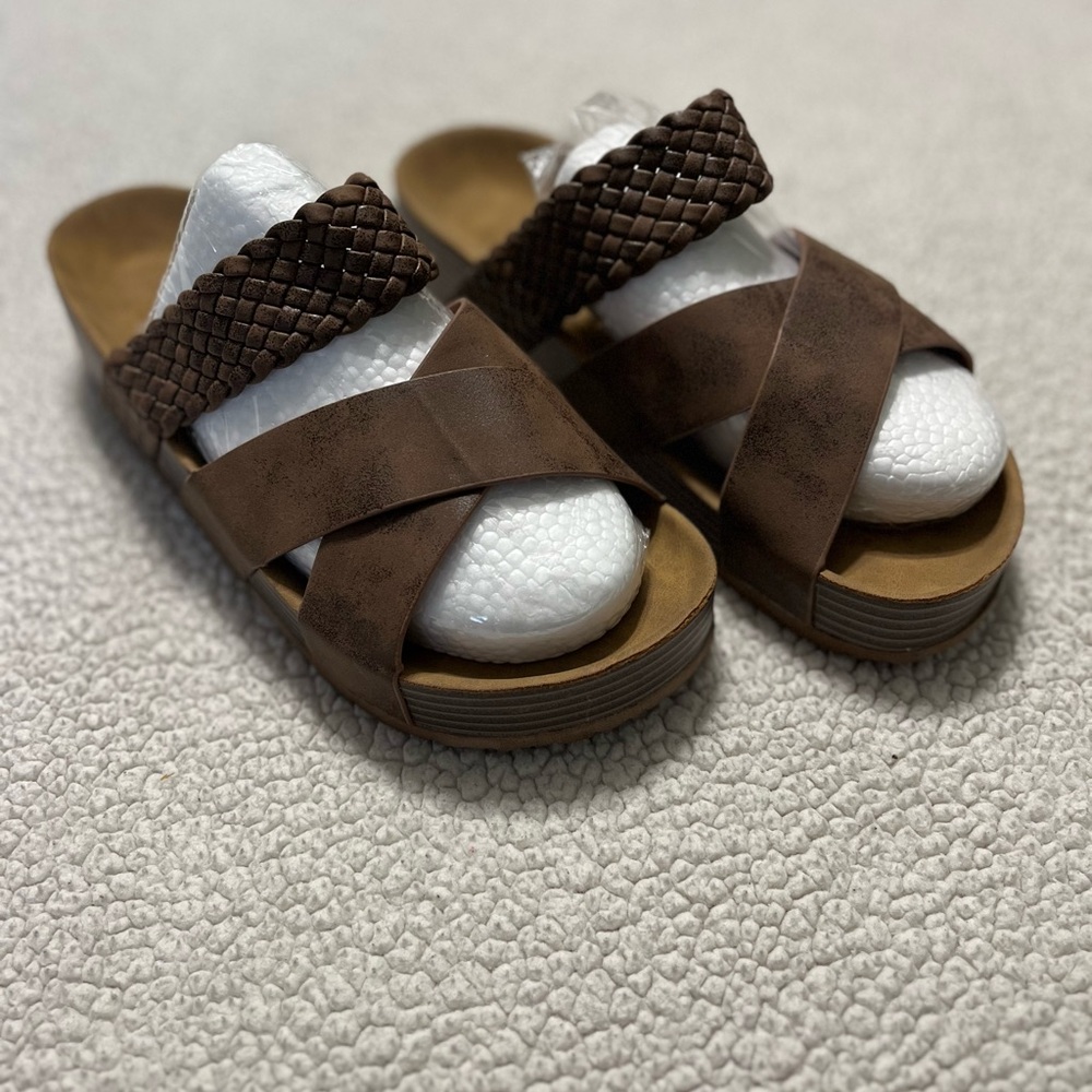NWOT Brown women’s Sandals size 8